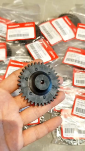 เฟืองขับ ปั้มน้ำมันเครื่อง 35 ฟัน + ประเก็นฝาครอบน้ำมันเครื่อง PCX160 PCX2021-2023 ADV160 Click160 LEAD125 4V GIORNO+ แท้ศูนย์  ( ขายชุดละ 150 บาท  1ชุดได้ เฟืองดำ+โอริง )