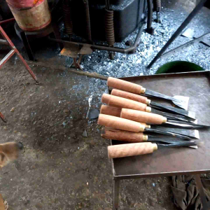 Đục gỗ thợ mộc chất thép nhíp ôtô chuẩn sắc bén chuôi gỗ ghiến chắc khỏe