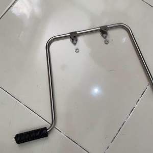 Gác chân gắn ghế nệm xe máy cho bé