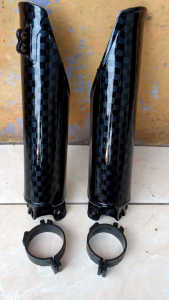 TUTUP SHOCKBREKER DEPAN HONDA CRF 150l CARBON CELUP MOTIP SPREDTOW/CATUR (COVER PELINDUNG SHOCKBREKER DEPAN KANAN DAN KIRI)