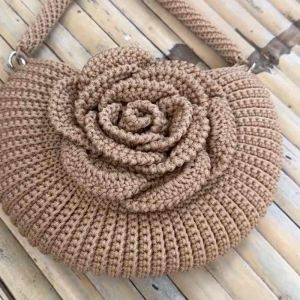 กระเป๋าถือ ดอกกุหลาบใหญ่ โครเชต์เชือกร่ม พร้อมสายโซ่ยาวสะพายเฉียงไหล่ #กระเป๋าถัก #กระเป๋าเชือกร่ม #กระเป๋าถือ #กระเป๋าโครเชต์ กระเป๋าดอกกุหลาบ