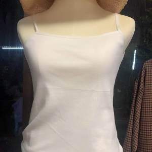 เสื้อสายเดี่ยวสีขาวล้วนไชร์ m