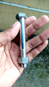 1PasangBAUT RODA BAUT DAN MUR KONCI 19BAUT BMP M12 X 90MILI .BAUT DRAT KASAR (175P) PANJANG 9CM DGN DRAT/ULIR PANJANG 3CM .BESI BAJA PUTIH UNIVERSAL