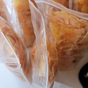 KRENYES PEDAS DAUN JERUK: CEMILAN MASA KINI