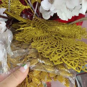 Cành lá nhiều màu phủ kim tuyến trang trí tháp oản bánh kẹo lấp lánh ngày lễ Tết