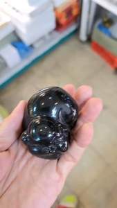 หมูดำ หินดำ อ๊อบซิเดียน (Obsidian) แกะสลักหมู หินดั่งกระจก ขับไล่สิ่งไม่ดีไม่งาม หินชนิดนี้เป็นดั่งกระจกเงาสะท้อนสิ่งไม่ดีไม่งาม และ สิ่งบกพร่องของจิตใจออกไป เรียกได้ว่าสามารถหักเหพลังของโชคชะตาที่เลวร้าย และสิ่งชั่วร้ายต่างๆ ให้เบี่ยงเบนออกไปจากชีวิตของผ