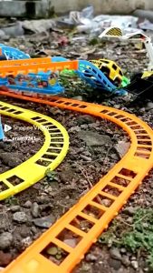 MAINAN ANAK KERETA API LOKOMOTIF KARDUS KADO MENARIK KRETA TRAIN REL GERBONG SET LOCO BATERAI