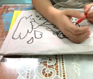 Hộp bút tô màu trên vải.