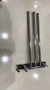 Thanh vắt khăn có thể xoay 180 độ rất tiện lợi và cực kỳ tiết kiệm diện tích không gian.