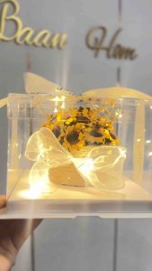 ตะกร้าดอกทานตะวัน ผูกริบบิ้น พร้อมกล่องของขวัญ ใช้ตั้งบนโต๊ะทำงาน หรือใช้มอบเป็นของขวัญในโอกาสต่าง ๆ