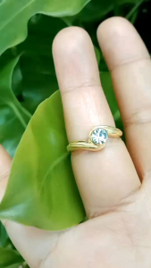 แหวนทองเหลืองแท้ ผสมเนื้อสตางค์ไม่ชุบสี รูปทรงเกียวหัวพลอยใสๆ เล่นแสงดีมากกกก สามารถใส่ติดตัวได้เป็นประจำ ไม่ลอกหรือออกสี หัวพลอยเป็นงานเกรดพรีเมี่ยม