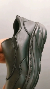 Sepatu Slip On Sneakers Ringan Hitam Pria Slop Casual Loafers Kulit Sintetic Eco