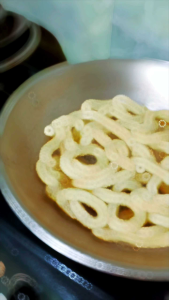 Kue Akar Kelapa: Nikmat Berbagai Varian Rasa Bisa COD