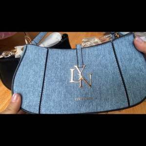 túi xách tay nữ LyN da chần xuất sắc size 24cm túi nữ xách tay đeo cheo kẹp nách đều được CROSSBODY BAGS túi xách nữ da chần sang trọng Ly.n Lyn quai xách tay dây đeo chéo SHOULDER BAGS