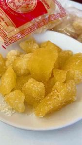 น้ำตาลกรวด ตรากุหลาบ 500 กรัม  เป็นน้ำตาลกรวดคัดพิเศษไม่ฟอกสี