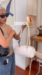 🌭Crushy Bags🌭✨NEW IN กระเป๋าหนัง Pu ลายหนังวัว ทรงยาว แมชลุคง่าย ตัวสายยาวสะพายไหล่ได้ค่ะ