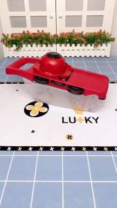 多功能切菜神器 Multi-function Vegetable Cutter 平时在家切丝切片可费劲了，自从有了这个#多功能切菜器，全部轻松搞定‼😍#切片✨粗丝✨细丝✨切花🌸✨磨蓉👍 #好物分享