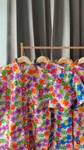 เสื้อสงกรานต์ ลายดอกชบายอดฮิต 2025 ใสเป็นคู่ หรือ เป็นทีม ได้หมด สีสดแน่นอน ตัดเย็บสวย ทรงมาตรฐาน