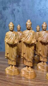 Tượng Phật Thích Ca khất thực Đức Phật buông bỏ bản ngã gieo duyên lành chúng sinh gỗ bách kích thước cao 20-6-6cm