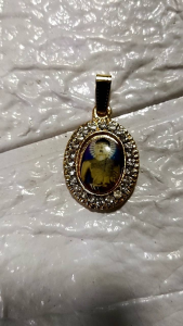 จี้พระพุทธเมตตา นำเข้าจากอินเดีย ไว้บูชา เพื่อความเป็นสิริมงคล ด้านหลังเป็นรูปเจดีย์พุทธคยา