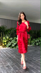 🥰 แพตเทิร์นคอวี แขน 3 ส่วน ดีเทลแต่ง แขนพุ่ม 🌸🌺🌸🌺 เพิ่มความปัง ด้วยการ แต่งพุ่มไล่ระดับ ระย้า ตรงชายเดรส  ช่วงลำตัวแบบแน่นๆ สวยงาม แบบเกร๋กรุบ  💫💫💫💫💫      ผ้าอัดพลีสเนื้อเด้ง งานแน่น สวยงามมาก Qc เดียวกับงานแบรนด์  อัดผ้าพลีสย้ำ 3 ครั้ง  ทำให้ เ