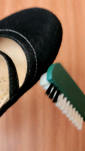 Collonil Crepe Brush โคโลนิลแปรงยางเครป (เล็ก) สําหรับหนังกลับ - Collonil.CLMVT