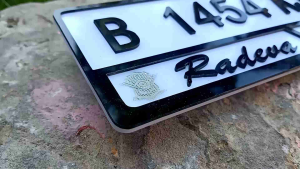 Plat Motor Akrilik Timbul Frame: Desain dan Aksesoris