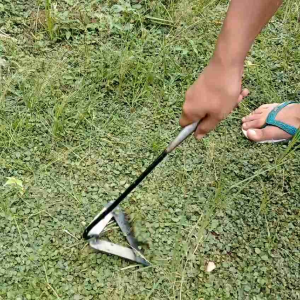 Cangkul kecil berkebun dengan pacul gali tanah untuk berkebun dan bertani bahan besi sepuh