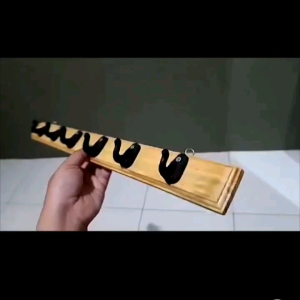 Kapstok Kayu Plitur: Gantungan Baju Desain Minimalis