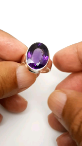 แหวน อเมทิสต์ Amethyst พลอยแท้ ขนาด 13×17 มม.พลอยขนาดใหญ่ ตัวเรือนเงินแท้ 925   อะเมทิสต์ (Amethyst) เป็นหินที่โดดเด่นในเรื่องการบำบัด รักษาเกี่ยวกับสุขภาพ โรคเลือด โรคนอนไม่หลับ ขจัดความเครียด ช่วยให้อารมณ์ที่โมโหอยู่ผ่อนคลายลง ขนาด 57