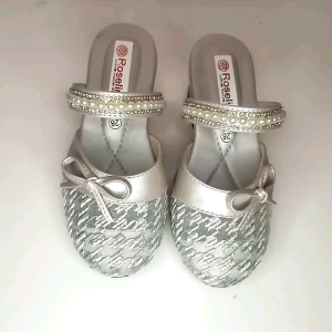 Sandal Anak Sepatu Pesta Anak Perempuan - Hak Tahu 3cm Model Slop Brukat Mutiara (RD01)