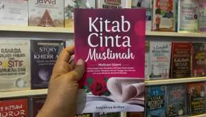 KITAB CINTA MUSLIMAH: Motivasi Islami Tentang Bagaimana Menghibur Diri Saat Masih Sendiri Menjemput Jodoh Menjalani Rumah Tangga dan Hal-Hal Lain yang Membuat Muslimah Bahagia