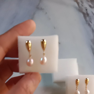 Freshwater pearl drop earring