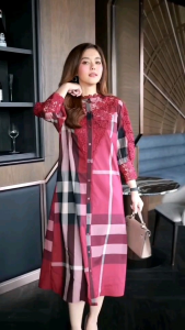 เดรสผ้าCotton💯%เกรดพรีเมี่ยม ผ้าดีสุดสุดค่ะมีแต่งด้วยลูกไม้เนื้อหนาตรงช่วงอกและแขนสวยมากค่ะ เสื้อทรงคลาสสิค สวยโดดเด่นที่ลาย ใส่ง่าย