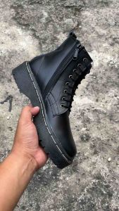 Sepatu Boots Wanita Kulit Sapi Warna Hitam Model Docmart