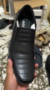 Sepatu pria formal untuk kerja warna hitam kulit sapi