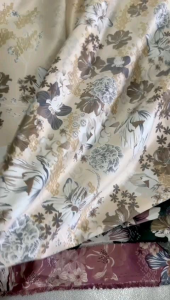 Kain Silk Meteran Motif Anyelir Copy Wearing Klamby//Dior Silk Original//Kain Meteran Untuk Gamis//Motif Bunga-Bunga//Motif Mewah//Tunik//Dress//Baju Lebaran 2024//Kain Mengkilat//Kain Licin//Sarimbit Lebaran //Bahan Silky Premium Meteran