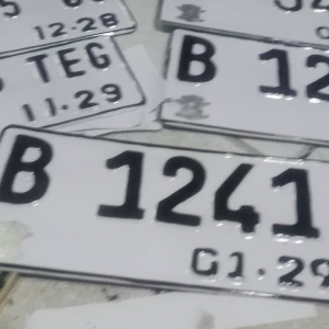 plat mobil asli putih hitam