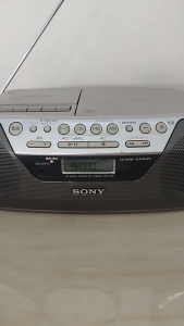 Đài radio Cassette CD SONY CFD-S05 hàng bãi Nhật sử dụng điện 100-110v hoặc DC 9.0v với 6 pin R14.