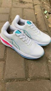 Sepatu lari running ortuseight