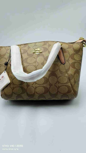 กระเป๋าถือ ทรงสวยมากขนาด 10 นิ้วมี 1 ช่องใช้งานมีช่อง ฃิปอยู่ด้านในสภาพสินค้าสวยดีของมีพร้อมส่งจ้า