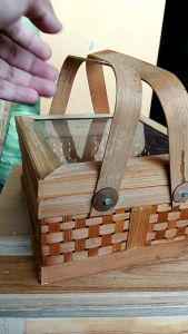 Mika Bambu & Box Hampers: Desain & Penggunaan\\n\\nMika bambu dan box hampers adalah dua item yang populer digunakan dalam berbagai acara dan perayaan. Dalam artikel ini, kita akan membahas tentang mika bambu 20 cm, penggunaannya, serta box hampers bambu.\\n\\n Apa Itu Mika Bambu 20 cm?\\n\\nMika bambu 20 cm adalah sebuah alas atau alas meja yang terbuat dari bambu dan memiliki ukuran persegi sebesar 20 cm x 20 cm. Mika bambu ini sering digunakan sebagai alas untuk berbagai keperluan, seperti menghiasi meja atau sebagai alas untuk hadiah.\\n\\n Kegunaan Mika Bambu\\n\\nMika bambu dapat digunakan dalam berbagai situasi, seperti:\\n\\n- Menghiasi meja acara atau pesta\\n- Sebagai alas untuk hadiah\\n- Menghiasi ruangan dengan dekorasi alami\\n\\n Perbedaan Mika Bambu & Mika Kotak\\n\\nMika bambu dan mika kotak memiliki perbedaan yang signifikan. Mika bambu terbuat dari bambu dan memiliki tekstur alami, sementara mika kotak biasanya terbuat dari kertas atau kardus dan memiliki tekstur yang lebih halus. Mika bambu cocok digunakan untuk dekorasi alami, sedangkan mika kotak lebih cocok untuk dekorasi modern.\\n\\n Mika Bambu Untuk Pesta\\n\\nMika bambu bisa menjadi elemen dekorasi yang sempurna untuk pesta Anda. Berikut beberapa tips penggunaan mika bambu untuk pesta:\\n\\n- Gunakan mika bambu sebagai alas meja untuk memberikan sentuhan alami pada dekorasi pesta Anda.\\n- Padukan mika bambu dengan hiasan lain seperti bunga atau lilin untuk memberikan efek dekorasi yang lebih indah.\\n\\n Variasi Mika Bambu Untuk Pesta\\n\\nMika bambu bisa diubah menjadi berbagai bentuk dan ukuran untuk memenuhi kebutuhan dekorasi pesta Anda. Berikut beberapa variasi mika bambu yang bisa Anda gunakan:\\n\\n- Mika bambu berbentuk hati untuk pesta Valentine\\n- Mika bambu berbentuk bunga untuk pesta ulang tahun anak-anak\\n- Mika bambu berbentuk kotak untuk pesta formal\\n\\n Box Hampers Bambu: Ide & Inspirasi\\n\\nBox hampers bambu adalah kotak hadiah yang terbuat dari bambu dan biasanya digunakan untuk menyimpan hadiah atau barang-barang lainnya. Berikut beberapa ide dan inspirasi dalam membuat box hampers bambu:\\n\\n- Gunakan box hampers bambu sebagai kotak hadiah untuk acara perayaan atau ulang tahun\\n- Padukan box hampers bambu dengan hiasan lain seperti kertas kado atau tali untuk memberikan efek dekorasi yang lebih indah\\n\\n Membuat Box Hampers Bambu Sendiri\\n\\nAnda bisa membuat box hampers bambu sendiri dengan mudah. Berikut langkah-langkahnya:\\n\\n1. Siapkan bambu yang sudah dipotong sesuai ukuran yang diinginkan\\n2. Susun bambu menjadi bentuk kotak\\n3. Jika perlu, tambahkan hiasan lain seperti kertas kado atau tali untuk memberikan efek dekorasi yang lebih indah\\n\\n Tips Memilih Box Hampers Bambu Yang Tepat\\n\\nBerikut beberapa tips dalam memilih box hampers bambu yang tepat:\\n\\n- Pilih ukuran box hampers bambu yang sesuai dengan hadiah yang akan Anda berikan\\n- Pilih warna dan tekstur bambu yang sesuai dengan tema acara atau pesta Anda\\n\\n Mika Kotak Untuk Hadiah\\n\\nMika kotak adalah alas hadiah yang terbuat dari kertas atau kardus dan biasanya digunakan sebagai alas hadiah. Berikut cara mengemas hadiah dengan mika kotak:\\n\\n- Gunakan mika kotak sebagai alas hadiah untuk memberikan sentuhan dekoratif pada hadiah Anda\\n- Padukan mika kotak dengan hiasan lain seperti kertas kado atau tali untuk memberikan efek dekorasi yang lebih indah\\n\\n Kombinasi Mika Kotak Dengan Mika Bambu\\n\\nAnda bisa mengombinasikan mika kotak dengan mika bambu untuk memberikan efek dekorasi yang lebih indah pada hadiah Anda. Berikut beberapa ide kombinasi mika kotak dengan mika bambu:\\n\\n- Gunakan mika bambu sebagai alas hadiah dan padukan dengan mika kotak berwarna cerah untuk memberikan efek dekorasi yang lebih indah\\n- Gunakan mika kotak sebagai alas hadiah dan padukan dengan mika bambu berwarna alami untuk memberikan efek dekorasi yang lebih natural\n}