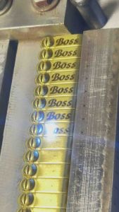 กิ๊ฟติดปีกไก่ สีทอง พร้อมสลักชื่อและเลข สลักด้วยเครื่องมาร์กิ้งเลเซอร์