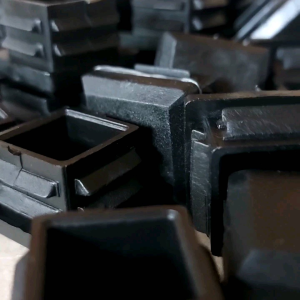 พลาสติก ฝาครอบโต๊ะ กันกระแทก สําหรับปิดรูเหล็กเหลี่ยม ขนาด 1 1 นิ้ว จํานวน 1000อัน