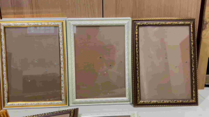 กรอบรูปกระจกขนาด A4 (สินค้า ขายดี ราคาถูก) ตั้งได้ทั้งแนวนอนและแนวตั้ง พร้อมที่แขวนผนัง