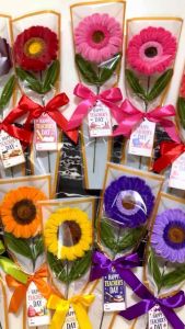 Mothers Day single flower single bouquet gift souvenir with mothers day heart hang tag fuzzy wire