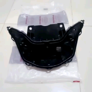 Cover Dudukan Belakang Reflektor Lampu Depan Beat Delux K1A Original Honda