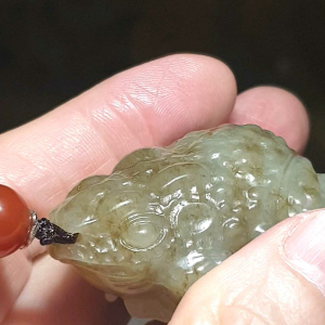 Premium Nephrite caramel brownish light greenish 3-dimensional Toad Jade pendant/small handheld (with certificate) [Natural Crystal] 和田玉且末糖淡绿蟾蜍蛤蟆立体吊坠/小手把(带证书)