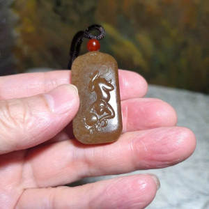 Premium Nephrite caramel brown Monkey & Peach Jade pendant (with certificate) [Natural Crystal] 优质和田玉且末全糖猴子桃子吊坠(带证书)