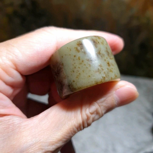 21.9mm Premium Nephrite light green caramel brown thumb ring (with certificate) [Natural Crystal] 21.9毫米和田玉且末糖淡绿扳指(带证书)